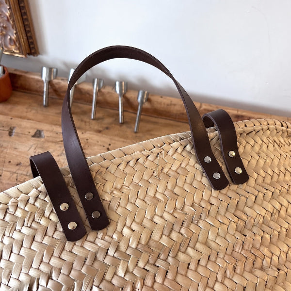 Donkerbruin leer met verschillende kleuren studs