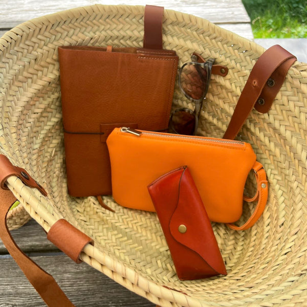 Handgemaakte rieten tas uit de Sevilla collectie binnenkant met inhoud