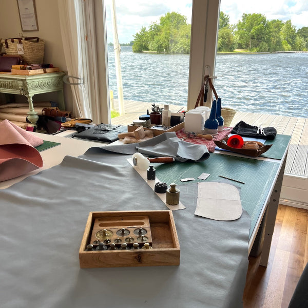 Leer snijden in workshop leren tas