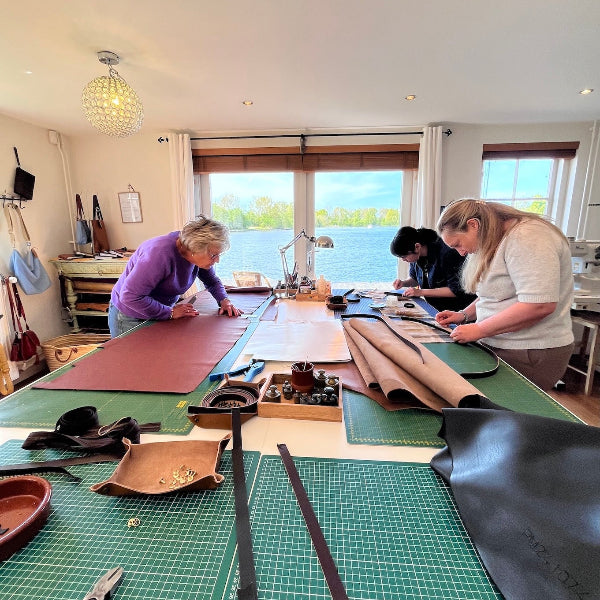 Voorbereiden van het snijwerk voor de workshop leren tas
