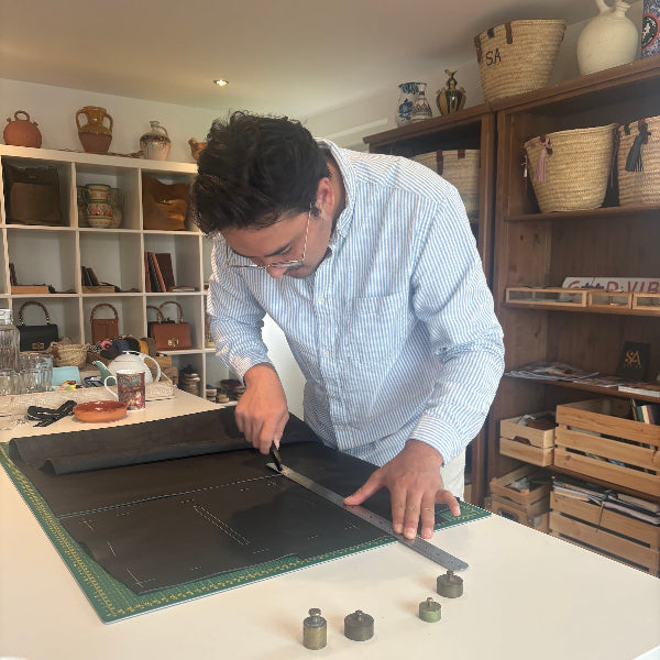 Voorbereiden snijwerk van herentas