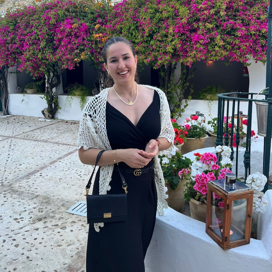 Avondtas aan de armvan Sofia in een patio in Sevilla