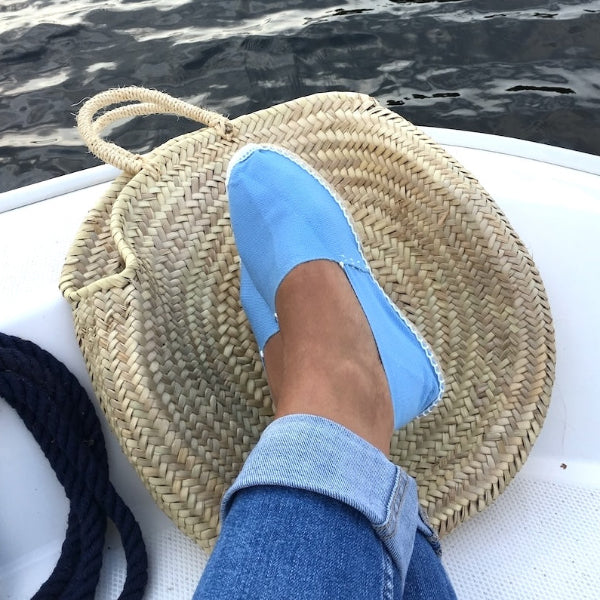 Spaanse espadrilles in lichtblauw op de boot