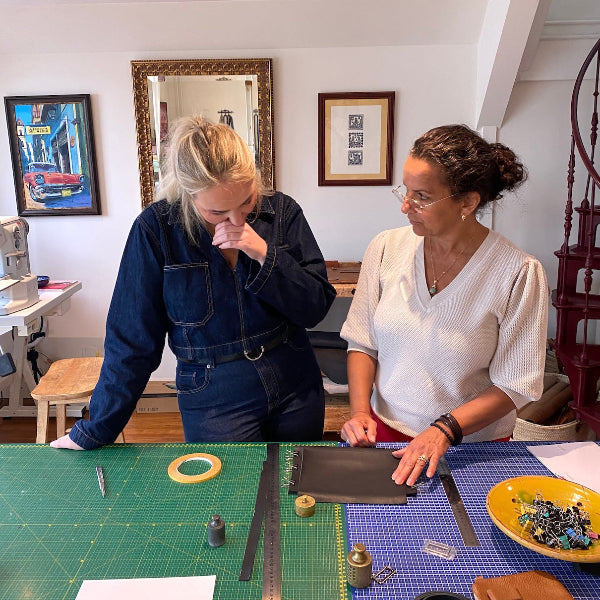 Uitleg door Nina in workshop leren tas maken