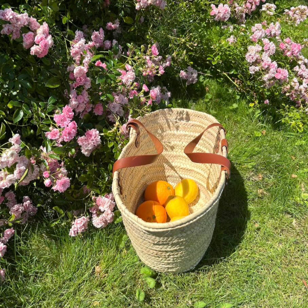 Rieten boodschappentas uit de Valencia collectie met leren handvatten met fruit erin