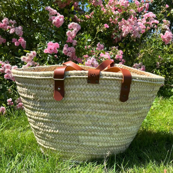 Rieten boodschappentas uit de Valencia collectie met leren handvatten met detail van leer