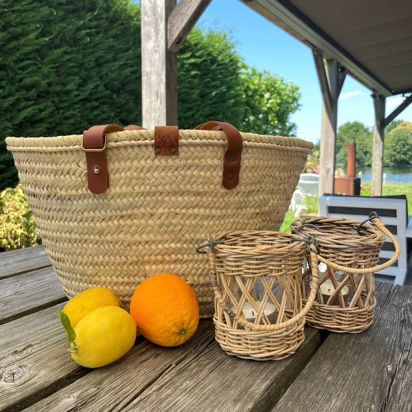 Rieten boodschappentas Valencia op tafel met uitzicht op de Vinkeveense Plassen