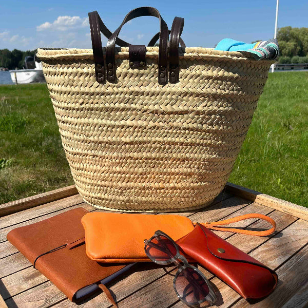 Handgemaakte grote rieten strandtas met leren accessoires