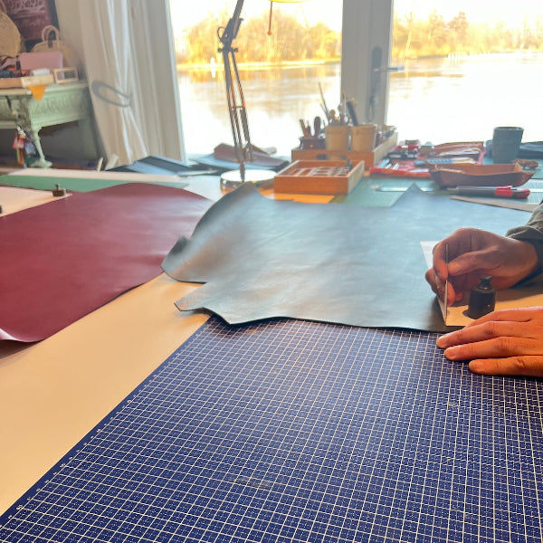 Tekenen van het patroon van een leren notebook