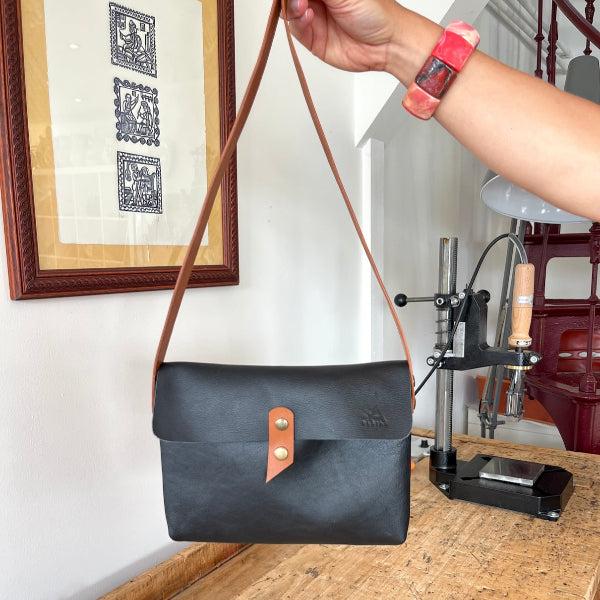 Prachtige zwarte tas van duurzaam leer in zwart met cognac uit de workshop leren tas maken