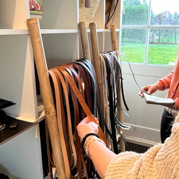 Uitzoeken van hengsels en materialen in workshop kleine leren tas van SA Design