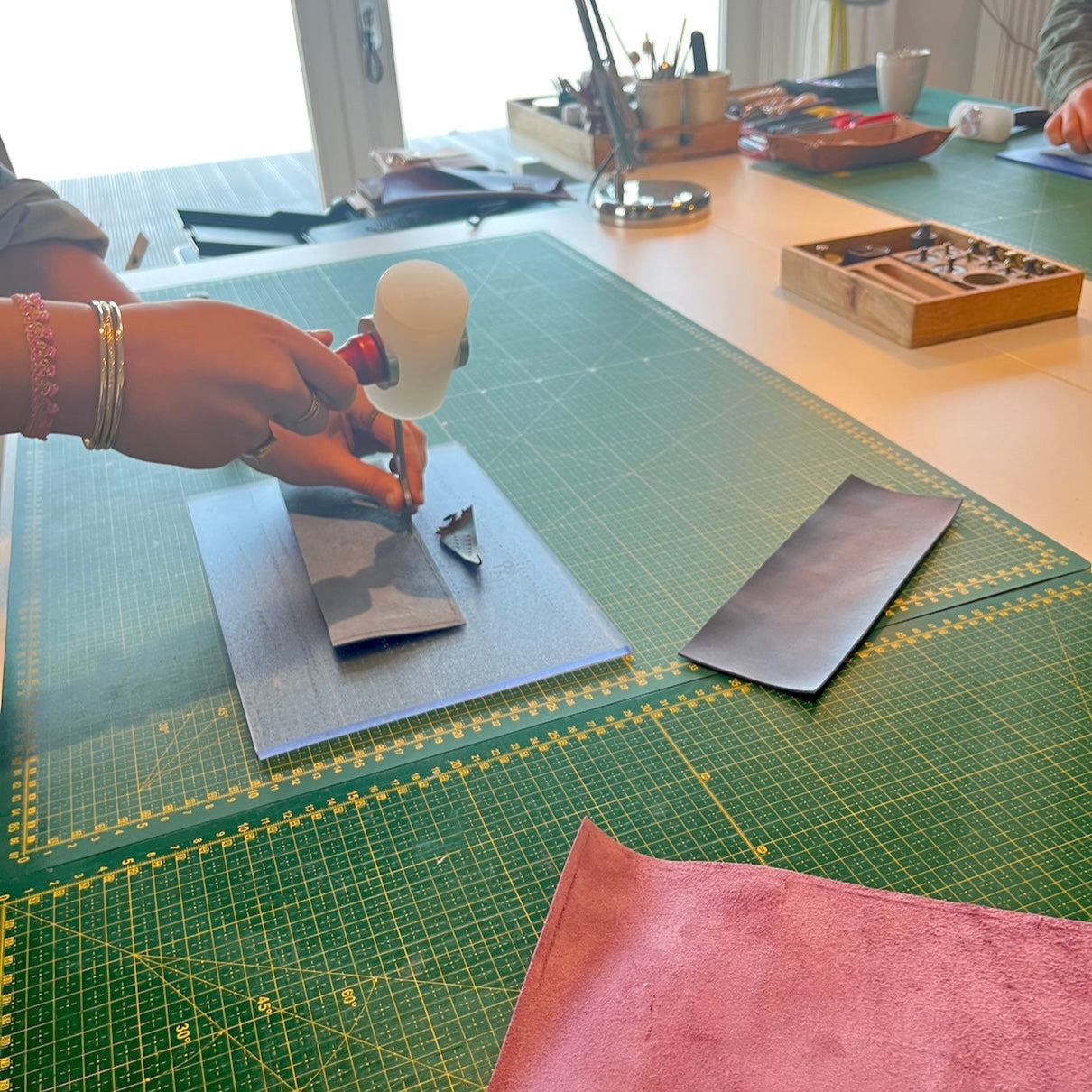 Gaatjes maken in notebook in workshop van SA Design