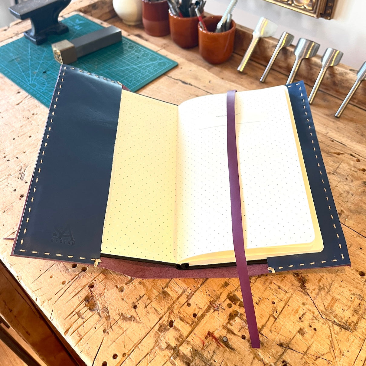 Eindresultaat van lila notebook met blauwe binnenzijde uit workshop van SA Design binnenzijde met bladwijzer