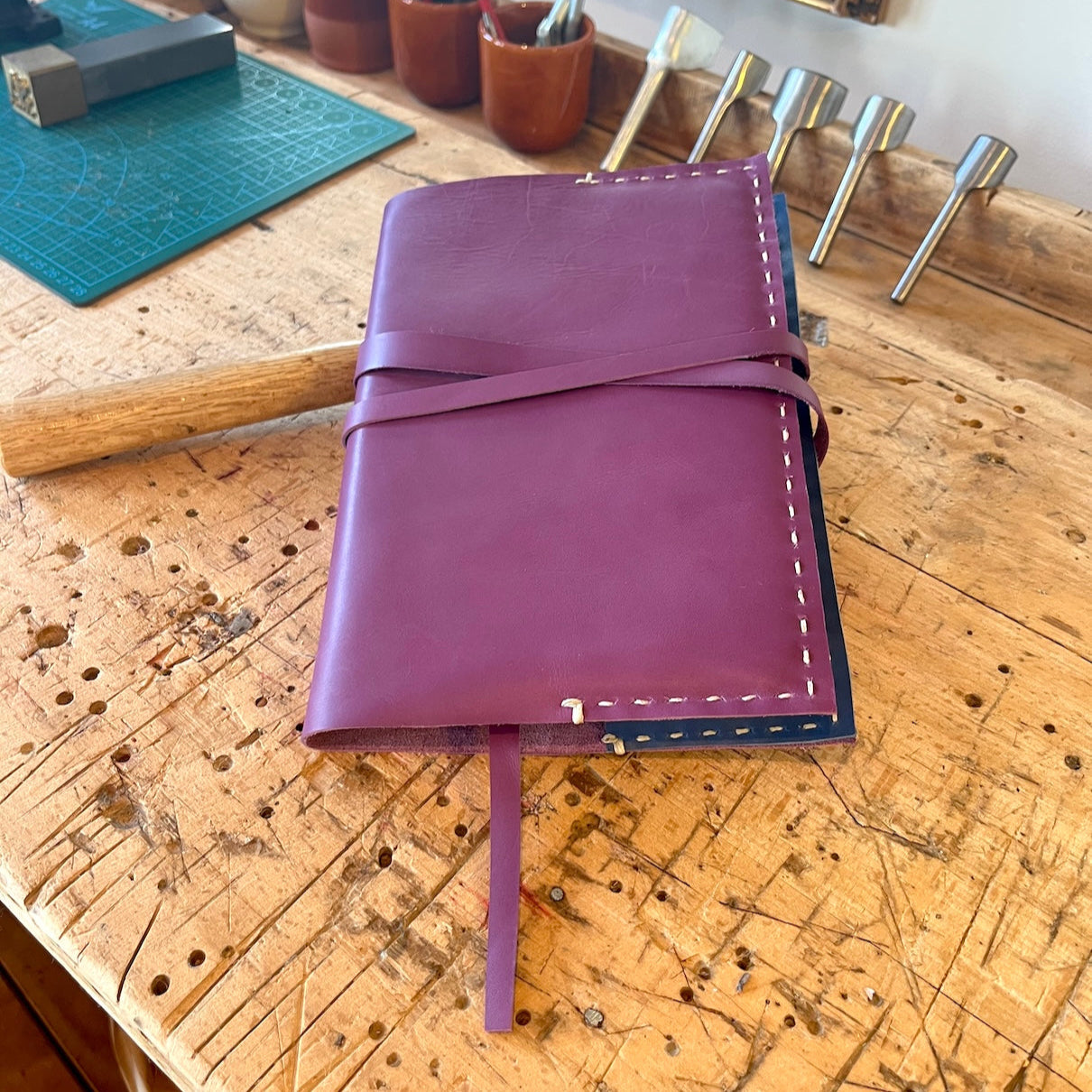 Eindresultaat van lila notebook met blauwe binnenzijde uit workshop van SA Design