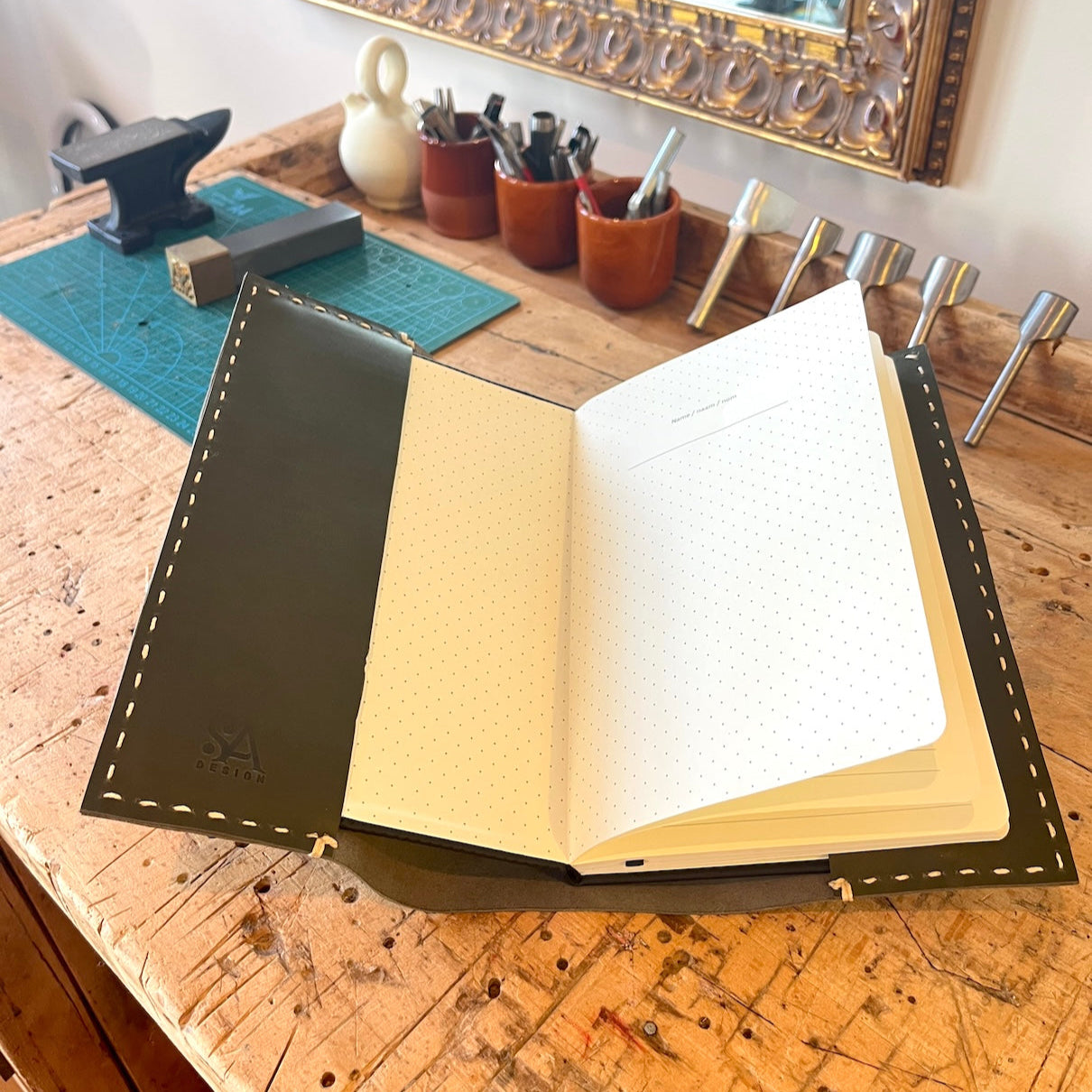 Eindresultaat van olijfgroen notebook met olijfgroene binnenzijde uit workshop van SA Design 