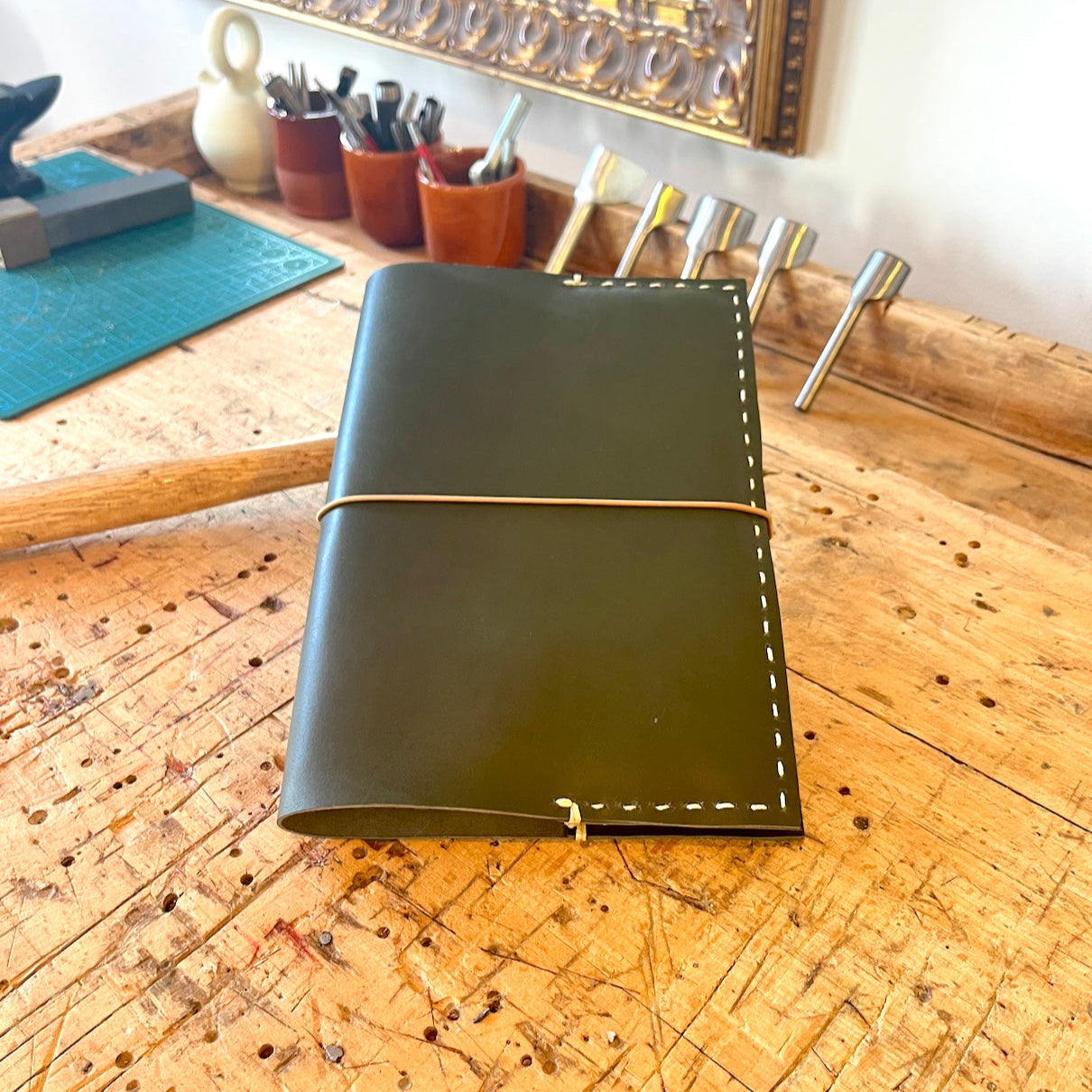 Eindresultaat van olijfgroene notebook met olijfgroene binnenzijde uit workshop van SA Design buitenzijde