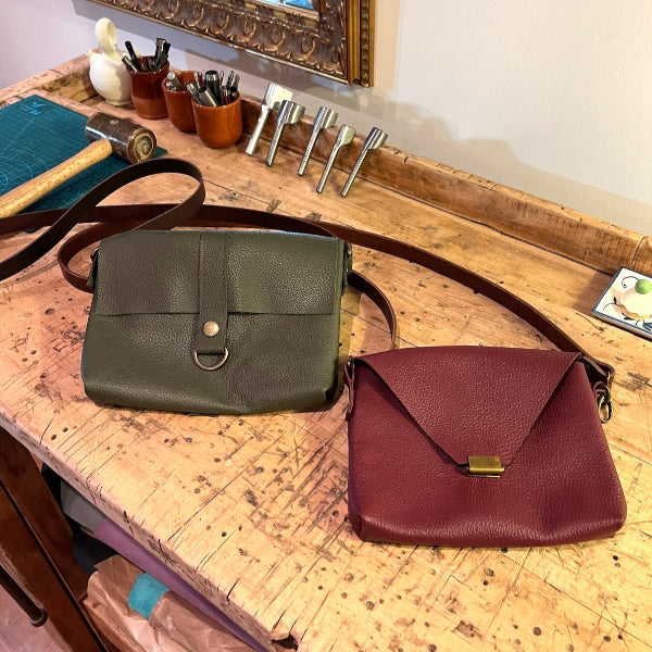 Eindresultaten burgundy en Olive met speciale sloten uit Workshop leren tas zelf maken 