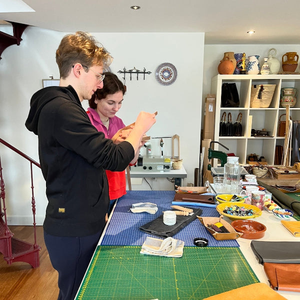 Samen tas hengsels voorbereiden