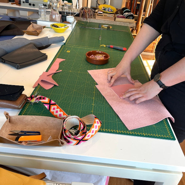 Ontwerpen van een binnenvak in de workshop leren tas maken van SA Design