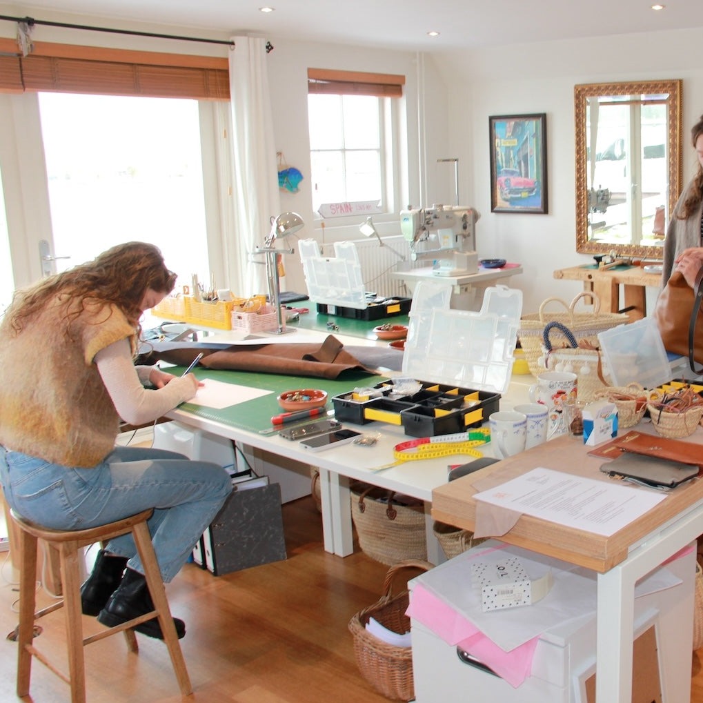 View op het atelier en werktafel bij de workshop kleine leren tas 