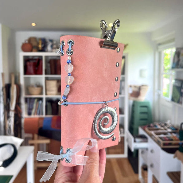 Detail van achterzijde A6 notebook in blush uit workshop gepersonaliseerde notebook maken