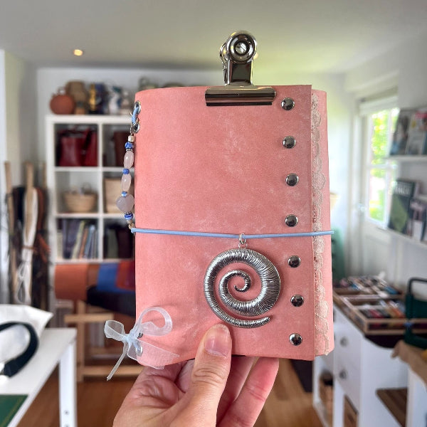 Detail van voorzijde van A6 notebook in blush uit workshop gepersonaliseerde notebook maken