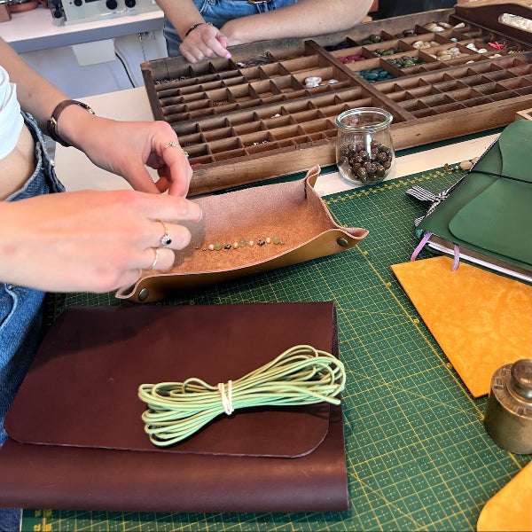 Samenstellen bedel in de workshop gepersonaliseerde leren notebook cover maken