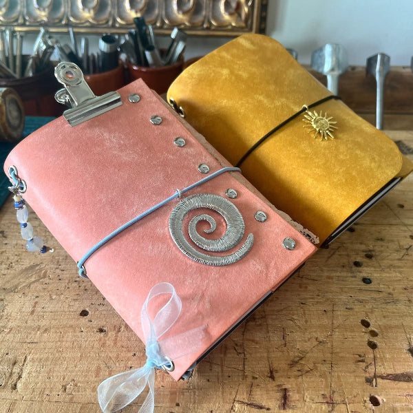 A6 notebooks in blush en geel uit workshop gepersonaliseerde notebook maken