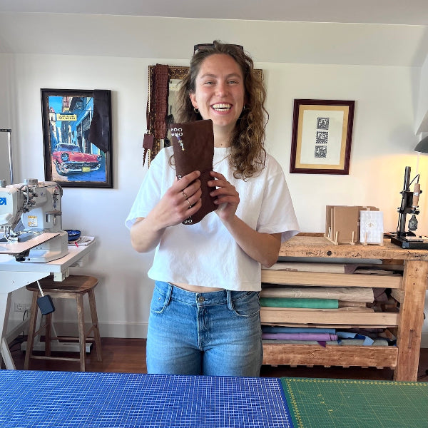 leren notebook in donkerbruin suede in het atelier in de workshop gepersonaliseerde leren notebook cover maken