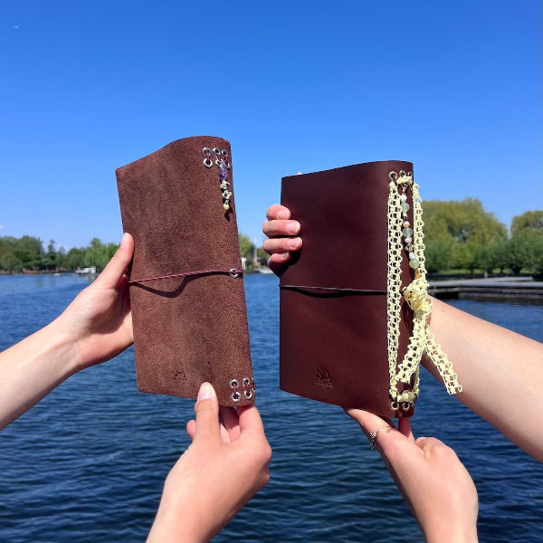 Leren notebooks in donkerbruin leer en suede uit de workshop gepersonaliseerde leren notebook cover maken