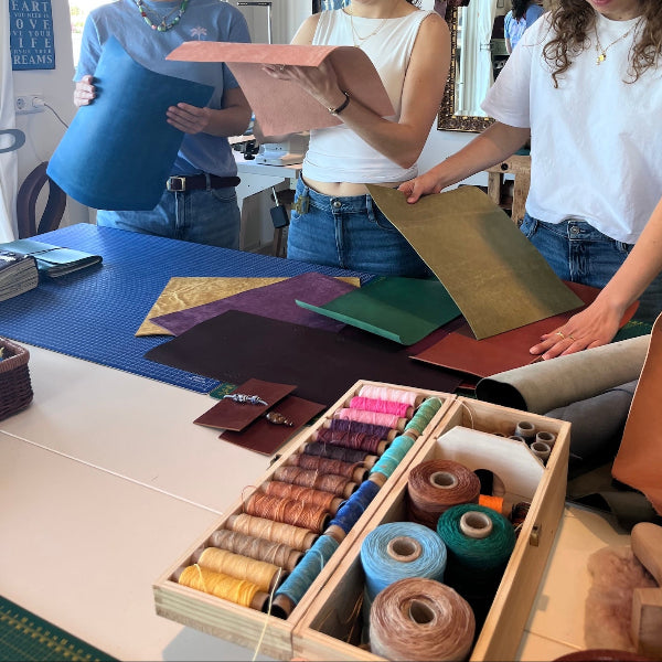 Leer kiezen in de workshop gepersonaliseerde leren notebook cover maken