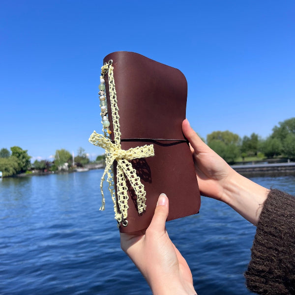 Eindresultaat bruine leren notebook met boter geel kant in de workshop gepersonaliseerde leren notebook cover maken