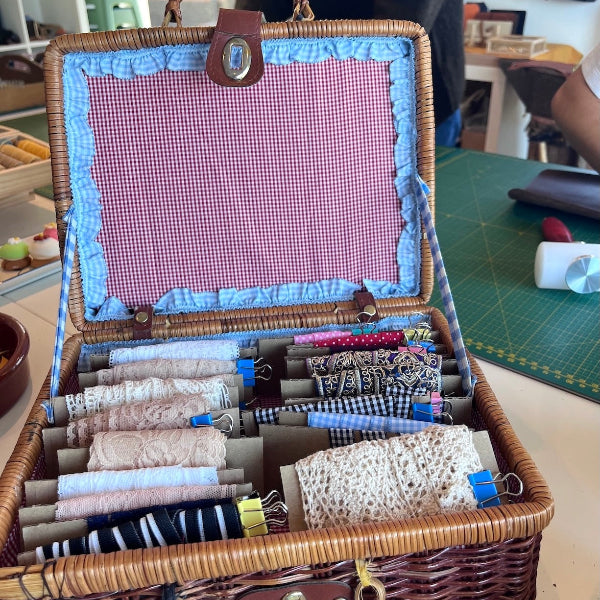Mandje met lintjes voor de workshop gepersonaliseerde leren notebook cover maken