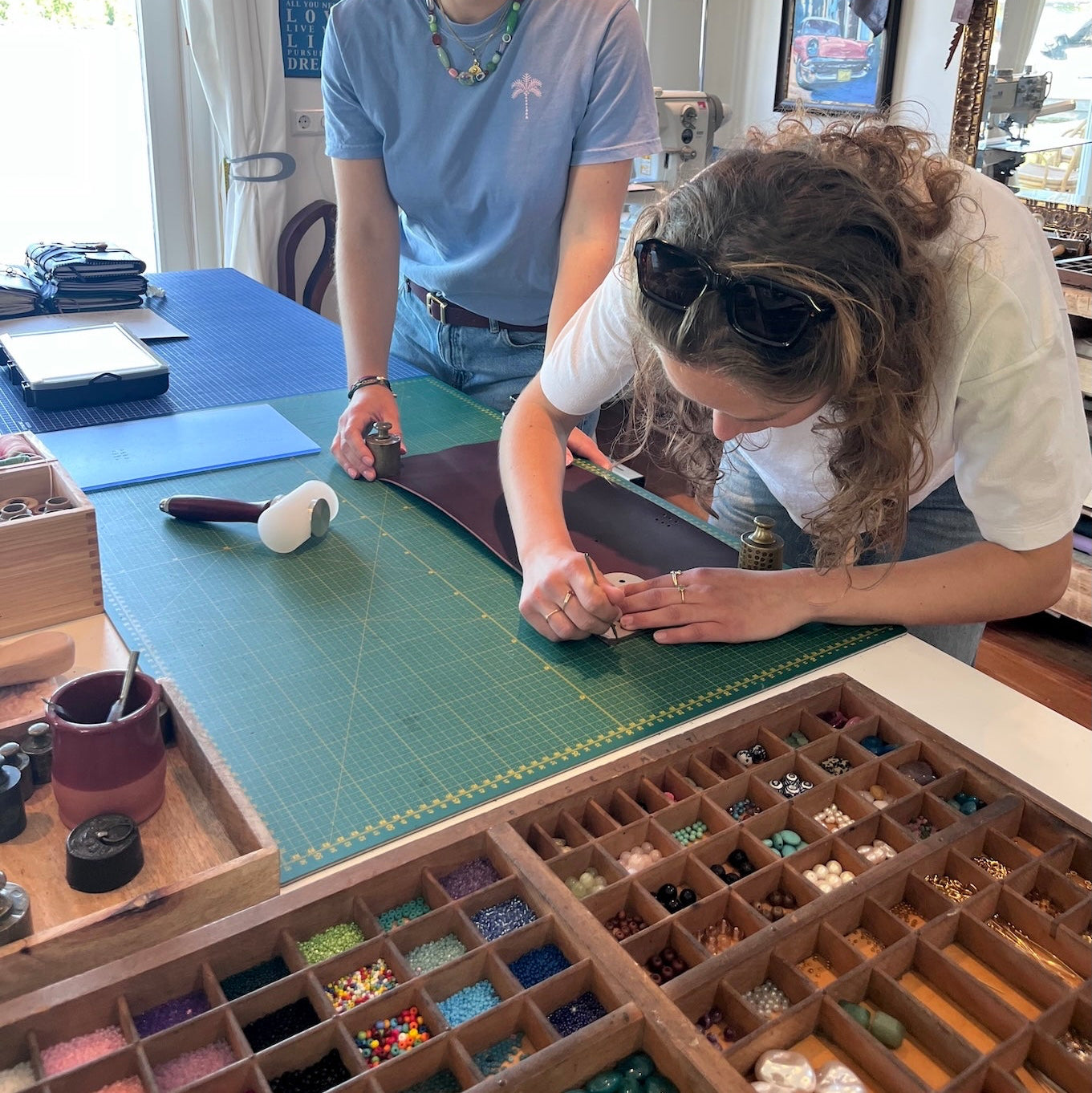 Rondingen maken in het leer in de workshop gepersonaliseerde leren notebook cover maken