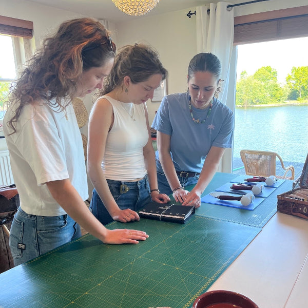 Uitleg over mogelijkheden in de workshop gepersonaliseerde leren notebook cover maken