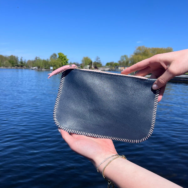 Handgemaakte leren clutch in donkerblauw