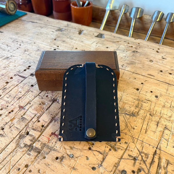 Leren sleutelhoes in donkerblauw uit de workshop leren accessoire maken