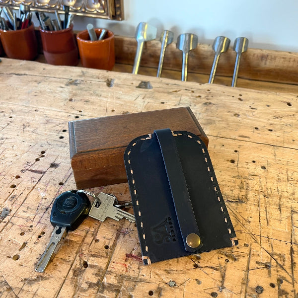 Sleutelhoes in navy duurzaam leer met sleutels uit de workshop leren accessoire maken