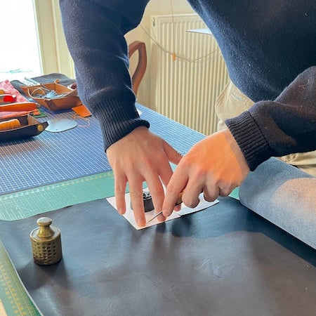 aftekenen patroon van leren sleutelhoes