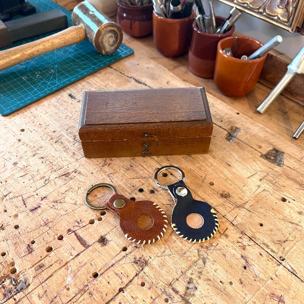 Leren AirTags op de werkbank uit de workshop leren accessoires maken