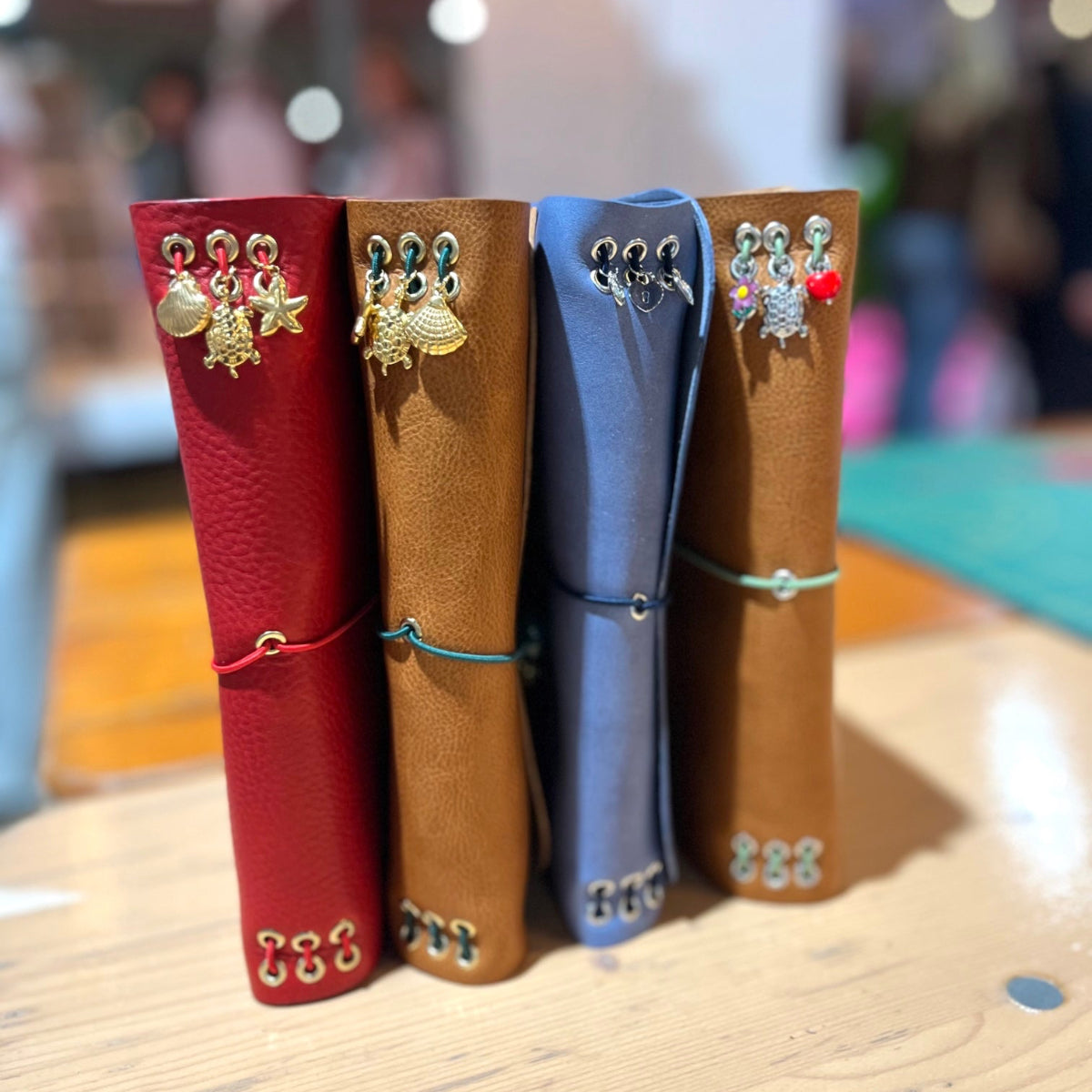 Eindresultaten van leren notebook met kralen op locatie in 4 kleuren