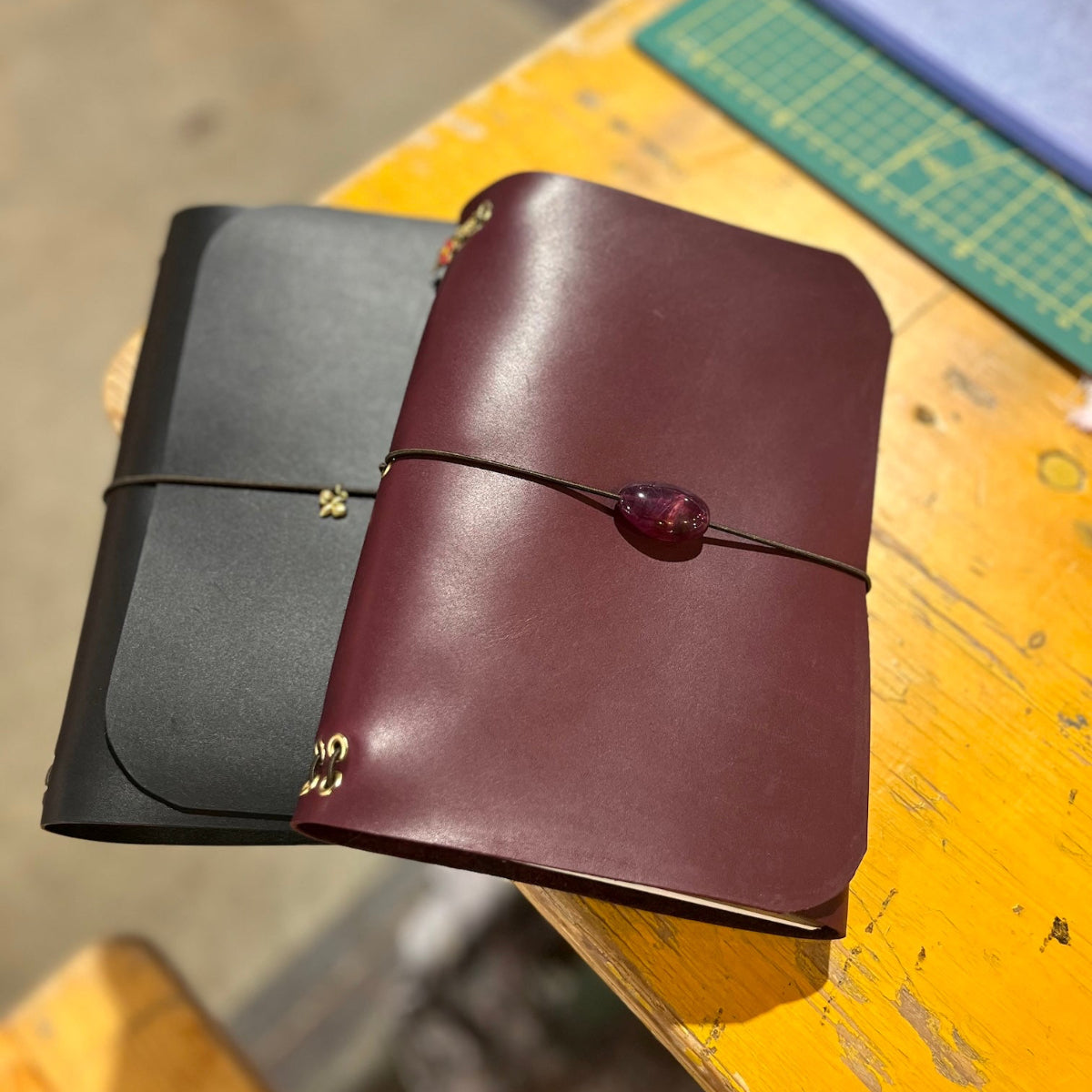 Eindresultaten van leren notebook met kralen op locatie in 2 kleuren