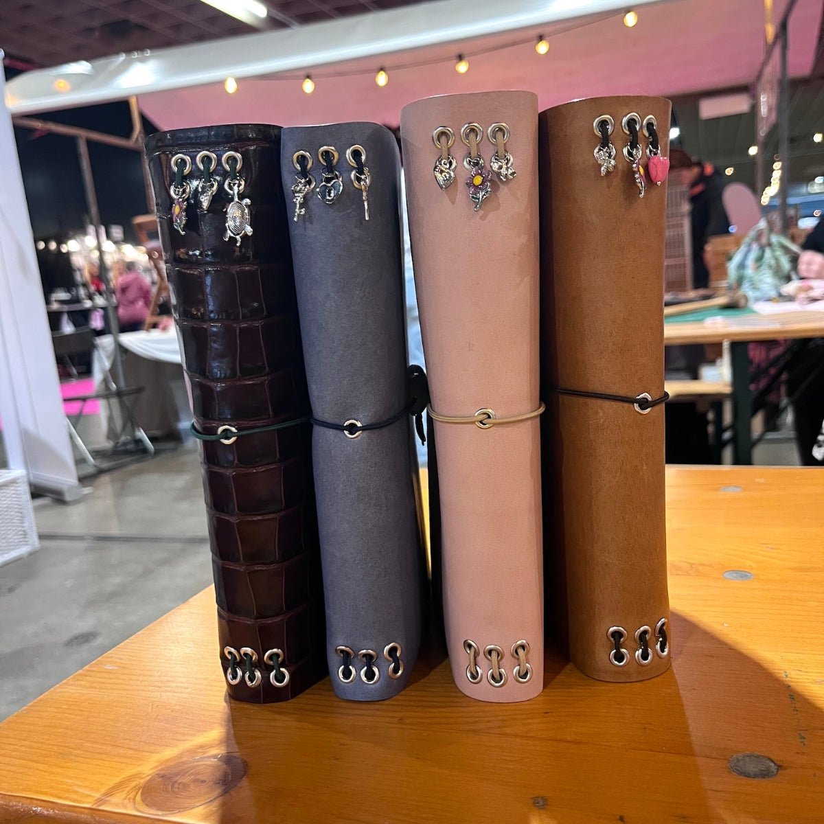 Eindresultaten van leren notebook met kralen op locatie in 4 kleuren