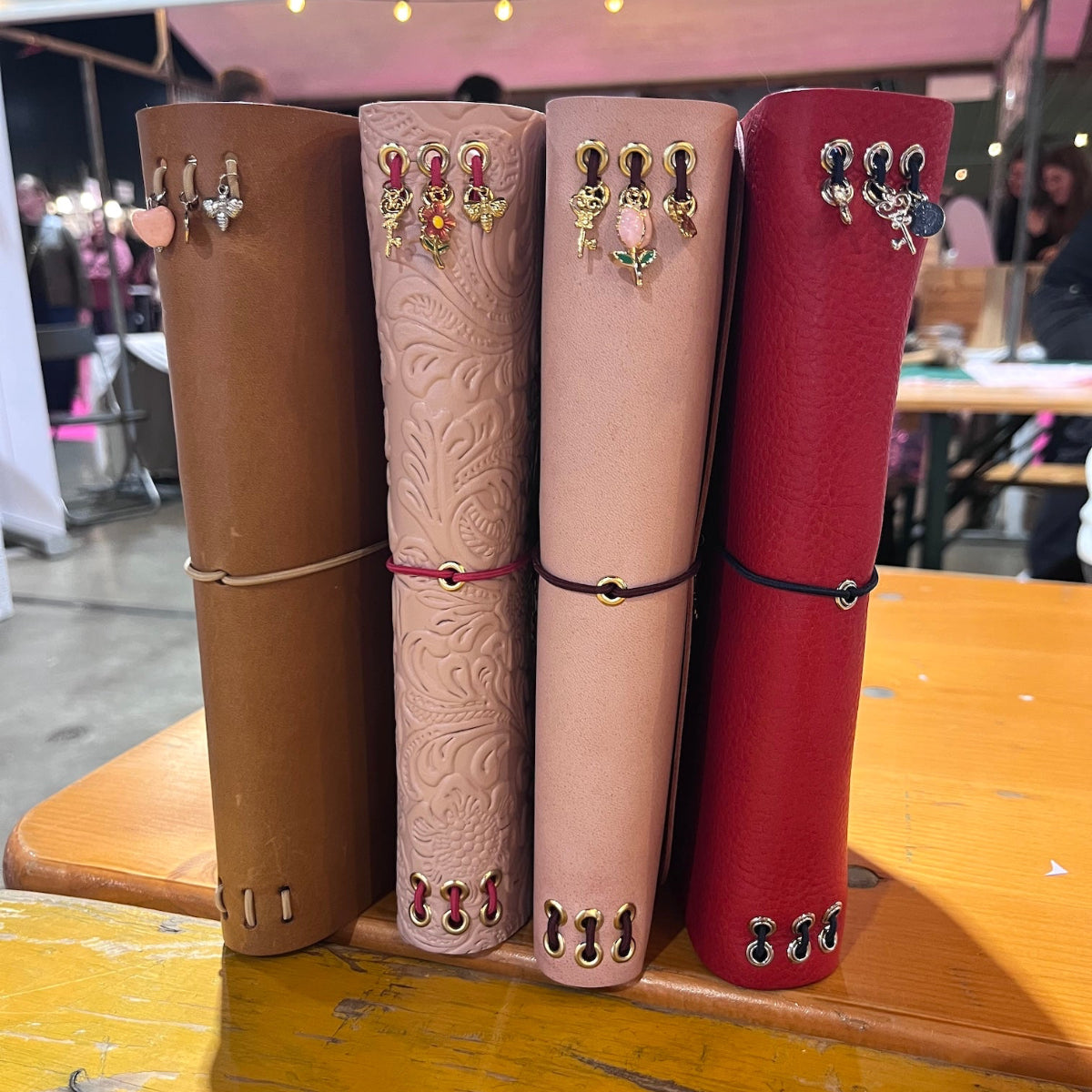 Eindresultaten van leren notebook met kralen op locatie in 4 kleuren
