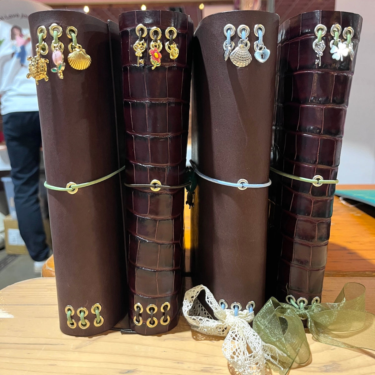 Eindresultaten van leren notebook met kralen op locatie in 4 kleuren