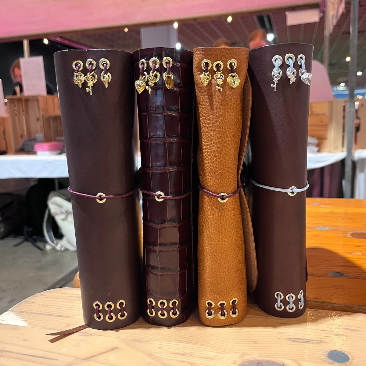 Eindresultaten van leren notebook met kralen op locatie in 4 kleuren