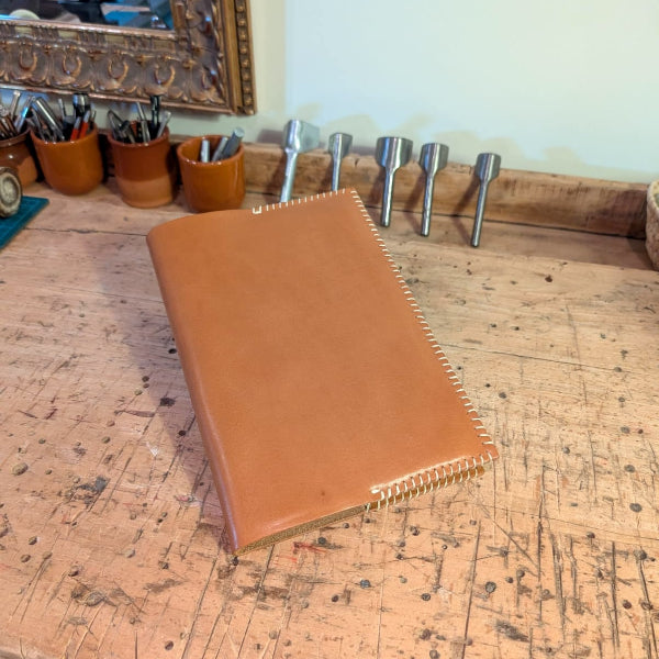 Prachtige handgenaaide notebook hoes uit workshop leren notebook cover maken