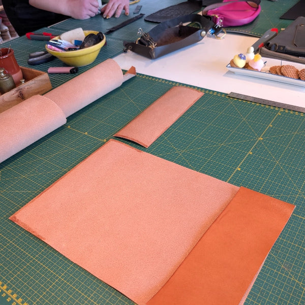 Voorbereiden naaien in workshop leren notebook cover maken
