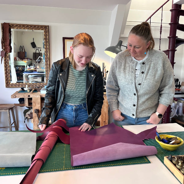 Leer uitzoeken in de workshop leren notebook cover maken