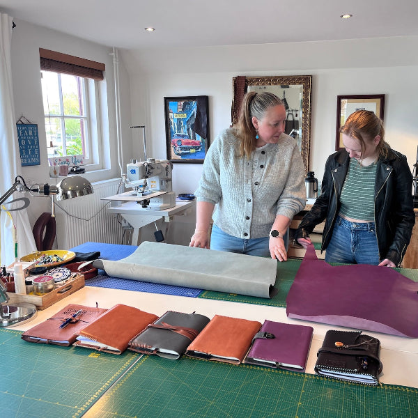 Afstemmen in workshop leren notebook cover maken